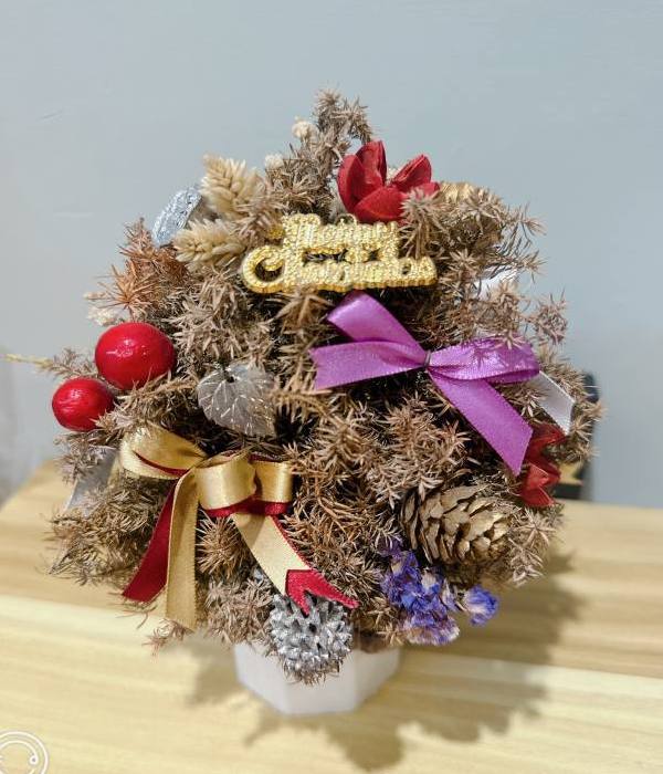 歡慶聖誕樹，由Anna花藝師手工設計，適合送禮與居家擺飾