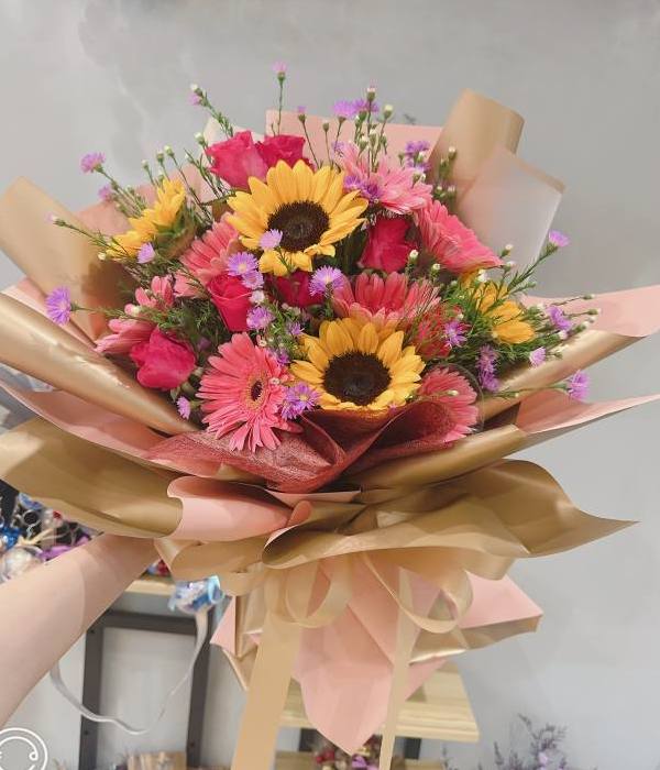 鮮花-花束，由Anna花藝師手工設計，適合送禮與居家擺飾
